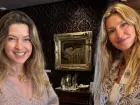 Gisele Bündchen mostra registros de aniversário de 45 anos com irmã gêmea