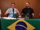 Jair Bolsonaro ao lado do filho Eduardo em live