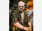 Belo posa para fotos após show na Bahia, em junho 