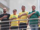 Eduardo Bolsonaro ao lado do pastor Silas Malfaia, do pai, Jair Bolsonaro, e do governador Tarcísio de Freitas em ato na Paulista no ano passado
