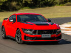 Mustang Dark Horse acelera na pista, destacando o novo design agressivo