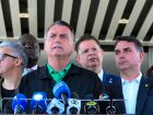 Jair Bolsonaro ao lado de Flávio Bolsonaro em entrevista no Senado nesta quinta, 17 