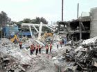 Equipes de resgate inspecionam os destroços da unidade farmacêutica destruída da Sigachi Industries, um dia após explosão. 