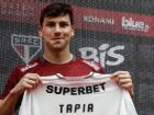 Tapia posa com a camisa do São Paulo 