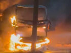 Um dos ônibus sendo consumido pelo fogo