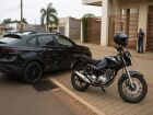 Moto bate em carro que cruzava rua