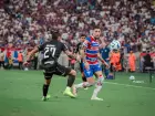 Galeano, do Ceará, e jogador do Fortaleza disputam a bola em mais um Clássico-Rei na Arena Castelão.