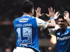Kaio Jorge comemora com companheiro após marcar um dos seus três gols na vitória do Cruzeiro sobre o Grêmio no Mineirão.