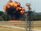 Explosão é registrada no momento da queda de um pequeno avião no Aeroporto de Southend, em Londres, neste domingo (13).