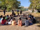 Crianças participam de atividades ao ar livre durante colônia de férias da UFMS, que oferece oficinas lúdicas para estimular o contato social e o aprendizado.