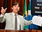 Deputado Paulo Duarte durante sessão na Assembleia Legislativa de Mato Grosso do Sul, apresentando documentos e discursando