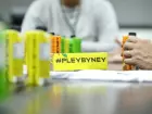 Foto mostra latas da bebida Pley by Ney, marca de Neymar Jr., alinhadas sobre a mesa durante reunião de apresentação da parceria com o Santos Futebol Clube.