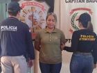 Celeida Acosta Segovia é conduzida por agentes da Polícia Nacional do Paraguai após ser presa em Capitán Bado, suspeita de receptação de veículos furtados usados em execução na fronteira com o Brasil