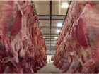 Carcaças de carne bovina penduradas em frigorífico em Mato Grosso do Sul, onde produção para exportação aos Estados Unidos foi suspensa após anúncio de tarifa de 50%.