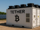 Instalação ilustrativa de contêiner de mineração de Bitcoin alimentado por energia solar. Projeto da Tether em Mato Grosso do Sul prevê uso de energia renovável em data center local