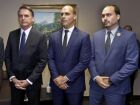 Jair Bolsonaro ao lado dos filhos, Eduardo e Carlos 
