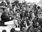 Martin Luther King Jr. fala a milhares de pessoas durante seu discurso 