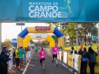 Corredores cruzam a linha de chegada na Maratona de Campo Grande, que em 2025 reunirá 4.500 participantes e distribuirá R$ 25 mil em prêmios. 