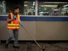 Trabalhadores limpam a água em uma estação de metrô em Manhattan. 