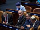 O primeiro-ministro de Israel, Binyamin Netanyahu, rodeado por ministros durante uma sessão do Knesset, o Parlamento israelense, em Jerusalém