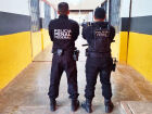 Agentes penitenciários durante revista no Instituto Penal de Campo Grande na 8ª fase da Operação Mute. 