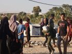 Imagem mostra palestinos em uma rua na cidade de Jabalia, Faixa de Gaza, após entrega de ajuda humanitária. Colonos de Israel querem anexar território com expulsão de palestinos