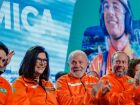 Lula, entre a presidente da Petrobras, Magda Chambriard, e o ministro de Minas e Energia, Alexandre Silveira, em anúncio de investimentos nesta sexta-feira, 4, no Rio