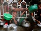 Palestinos tentam receber comida em uma zona humanitária na cidade de Khan Yunis, no sul da Faixa de Gaza