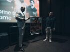 Terry Crews se emociona ao receber um pôster de 