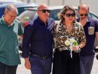Joaquim (centro), pai de Diogo Jota e André Silva, chega ao funeral dos filhos ao lado de familiares
