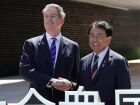 Scott Bessent e o ministro da Revitalização Econômica do Japão, Ryosei Akazawa, possam para fotos em frente ao pavilhão dos EUA na Exposição Mundial em Osaka