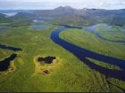 Vista aérea da região do médio rio Juruá, na Amazônia brasileira, mostrando a rica paisagem de rios, lagos e áreas alagadas, essenciais para a conservação da biodiversidade.