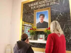 Fiéis visitam a Capela do Milagre, em Campo Grande, onde está exposta a memória do milagre atribuído a Carlo Acutis em 2013, um dos passos para a sua canonização.