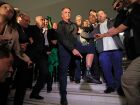 O ex-presidente Jair Bolsonaro mostra para jornalistas a tornozeleira eletrônica, que foi colocada por ordem do ministro Alexandre de Morais, na saída da Câmara dos Deputados após reunião com na liderança do PL