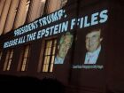 Uma imagem do presidente dos EUA Donald Trump e Jeffrey Epstein é projetada na sede do Departamento de Comércio dos EUA em 18 de julho de 2025 