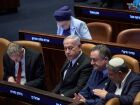 O primeiro-ministro de Israel, Binyamin Netanyahu, rodeado por ministros durante uma sessão do Knesset, o Parlamento israelense, em Jerusalém