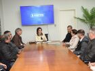 A prefeita Adriane Lopes, o reitor da UEMS, Laercio de Carvalho, a pró-reitoria, Erika Kaneta Ferri e demais participantes da reunião.