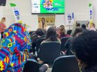 A plataforma organiza os dados em painéis visuais e interativos, permitindo a visualização detalhada por município e por grupo étnico-racial