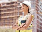 Projeto capacita mulheres para atuar na construção civil com apoio técnico, acolhimento e foco na empregabilidade.