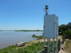 Estação meteorológica instalada às margens do rio Paraguai em Mato Grosso do Sul registra dados pluviométricos e níveis dos rios para monitoramento ambiental e prevenção de estiagens