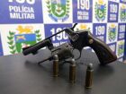 A polícia encontrou um revolver calibre .38 com o homem