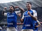Gabigol e Kaio Jorge celebram gol do Cruzeiro contra o Juventude. 