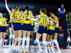 Seleção feminina reage após perder os dois primeiros sets e confirma liderança do grupo; atleta de MS marca pontos na vitória.