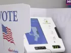 Trump anuncia que vai assinar decreto para banir voto por correio e máquinas de votação antes das eleições de 2026 nos EUA.