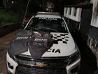 Policiais militares apreenderem dois coletes, camisetas, arma e algema