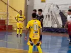 Jogadores do Juventude AG (de amarelo) durante partida contra o Atlético Ribas, pelo Campeonato Estadual de Futsal, em Ribas do Rio Pardo.