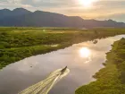 Barco navega por rio na região da Serra do Amolar, no Pantanal sul-mato-grossense, área próxima a empreendimentos hidrelétricos em planejamento.