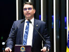 A postagem de Flávio Bolsonaro nas redes sociais gerou a prisão domiciliar de Jair Bolsonaro e acirrou a polarização política, com reações internas no PL e críticas internacionais, especialmente dos Estados Unidos.