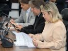 Lia Nogueira alertou que a situação é grave e tem resultado em profissionais exaustos, emocionalmente abalados e que ainda trabalham sob medo constante.