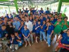 Renato Câmara com alunos em visita a Escola Estadual Ministro João Paulo Reis Veloso, em Dourados 